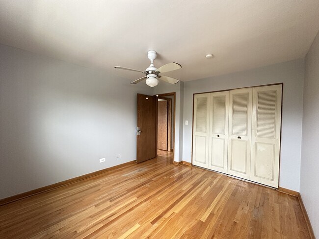 Building Photo - 1026 S River Rd