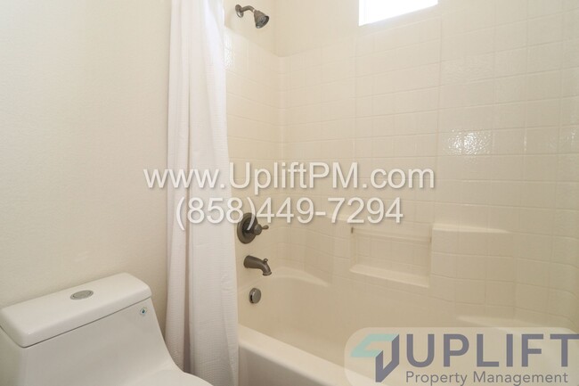 Building Photo - $1000 off 1st months rent  3-Bed Apartment