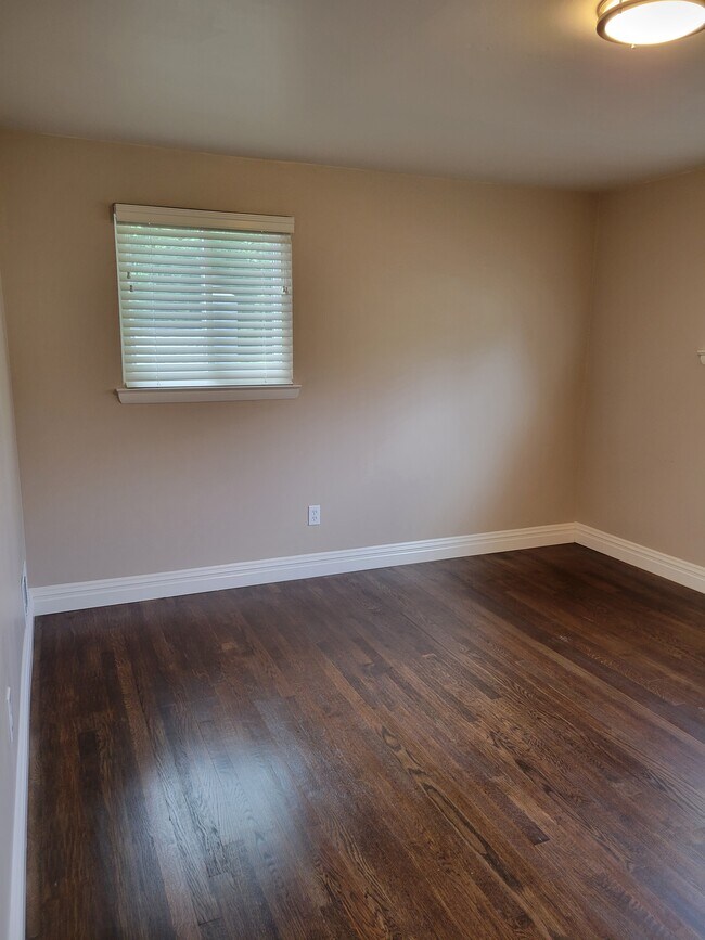 Building Photo - 1107 N Pegram St