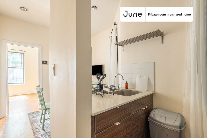 Building Photo - Private bedroom in 2 bed/1 bath Home