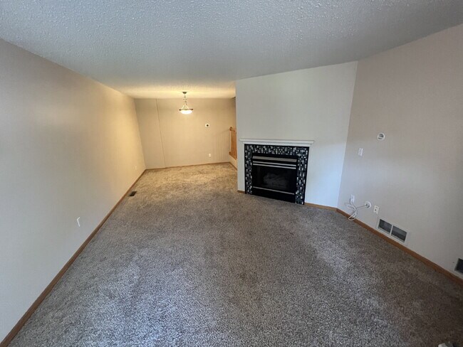 Building Photo - Spacious 3BR/1.5BA Townhome with Attached ...