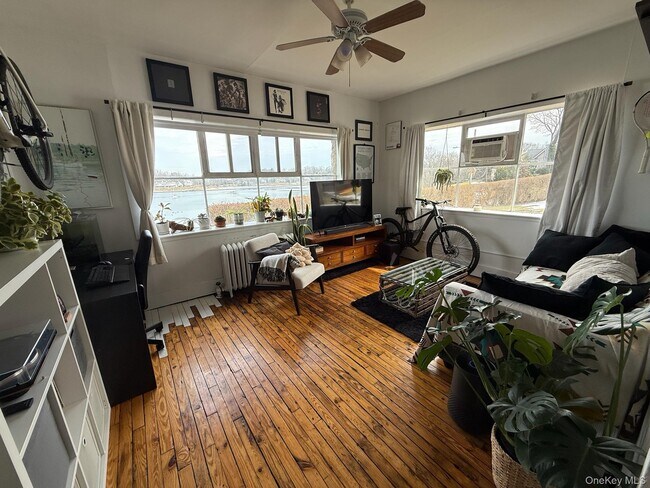 Building Photo - 293 W Shore Rd