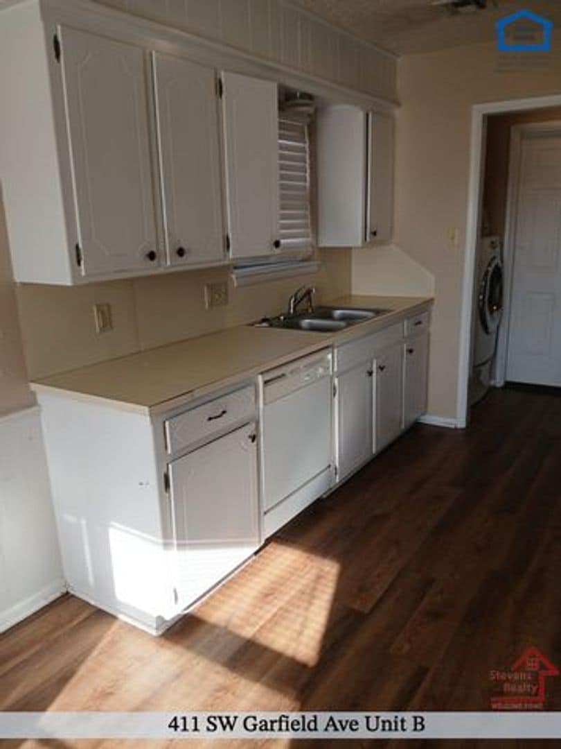 Building Photo - 411 SW Garfield Ave