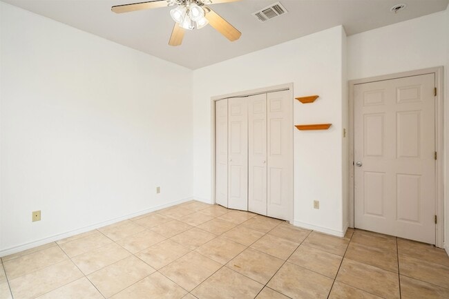 Building Photo - 302 Echo Valley Dr