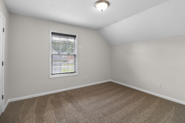 Building Photo - 420 Piney Dr