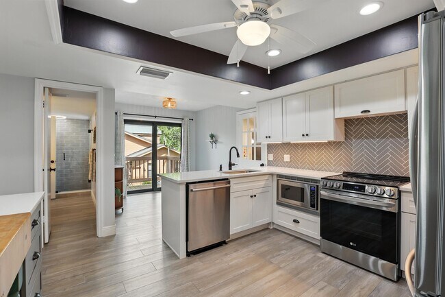 Building Photo - 122 SE Crestwood Cir