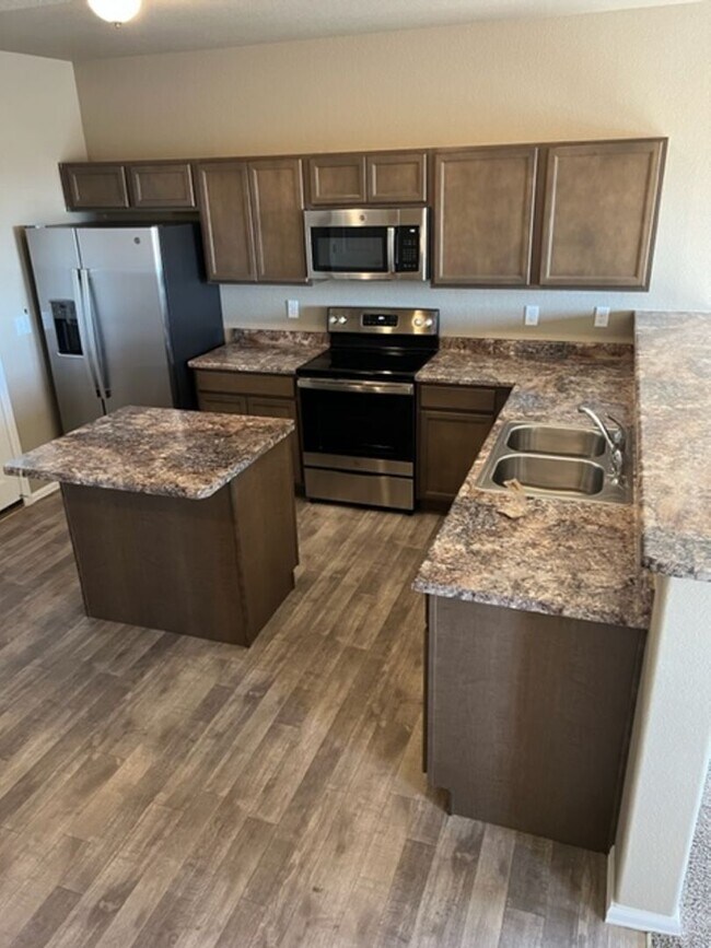 Building Photo - PRACTICALLY NEW 3 Bedroom Townhome