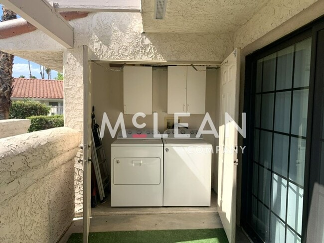 Building Photo - Beautiful Two Bedroom Condo in a Stunning ...