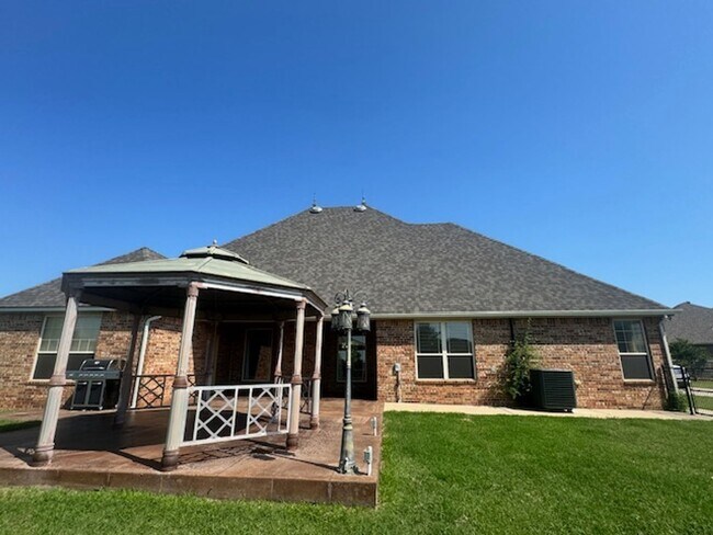 Building Photo - Large 3 bed, 2.5 bath with 30x30 shop