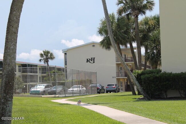 Building Photo - 719 S Beach St