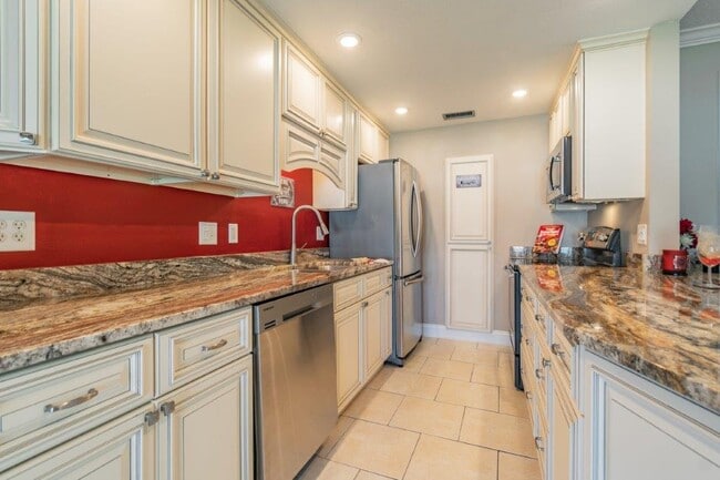 Building Photo - 650 Pinellas Point Dr S