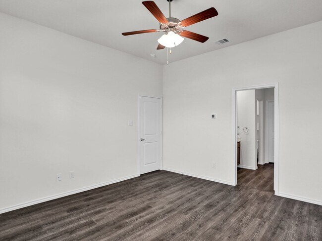 Building Photo - Next to New and Move in Ready!