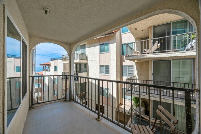 Building Photo - 565 Esplanade