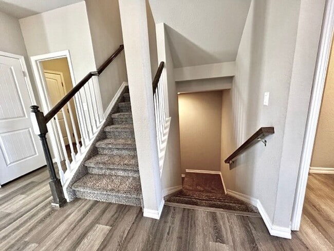 Building Photo - 5 Bedroom Home Close to Downtown Monument!!