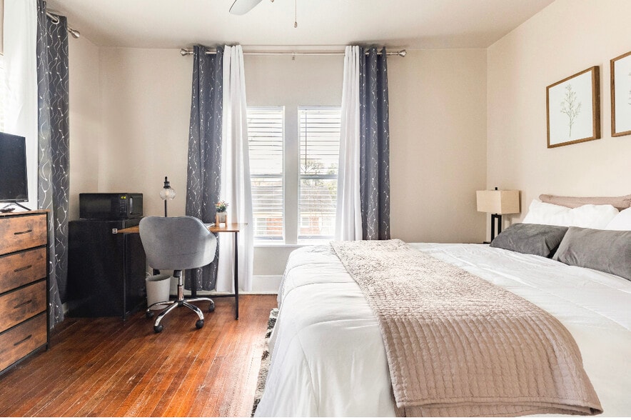 Private room - 2108 Berry St