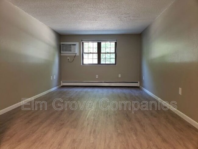 Building Photo - 512 W River Rd