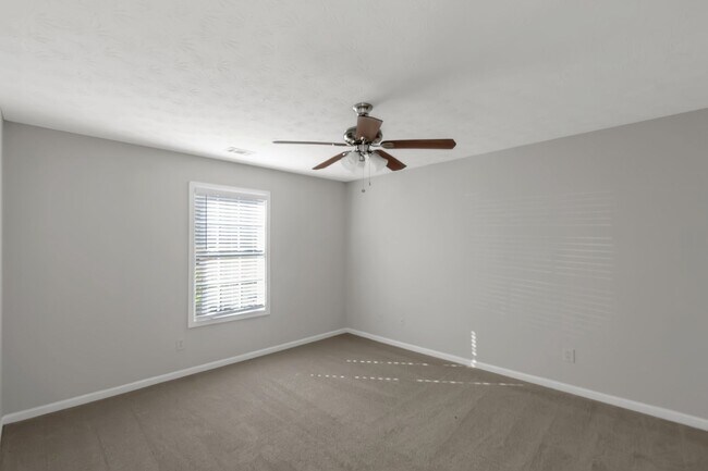 Building Photo - Spacious 4-Bedroom Split Foyer with 3 Bath...