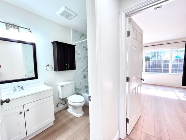 Building Photo - Updated and Move-In Ready 3BD/2BA, Single-...