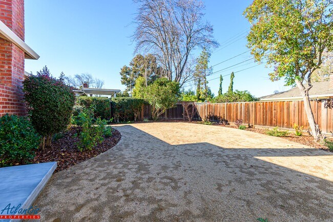 Building Photo - Gorgeous Home | Desirable Location