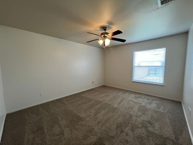 Building Photo - Large 3/2/2 Duplex with Easy Access to IH ...