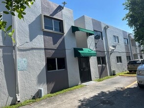 Building Photo - 2565 W 56th St