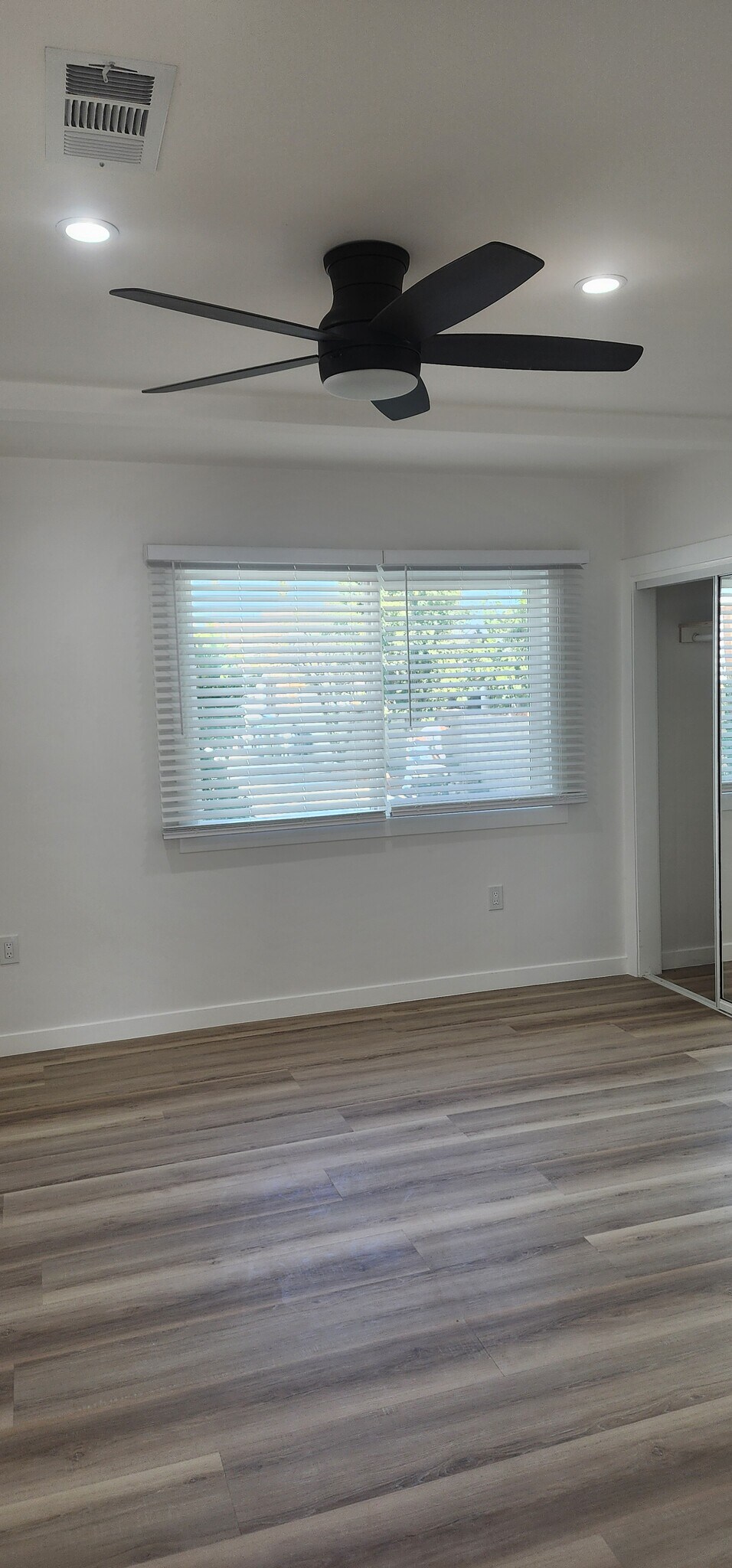 Building Photo - 950 N Kingsley Dr