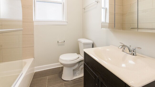 Building Photo - 6429 N Lakewood Ave