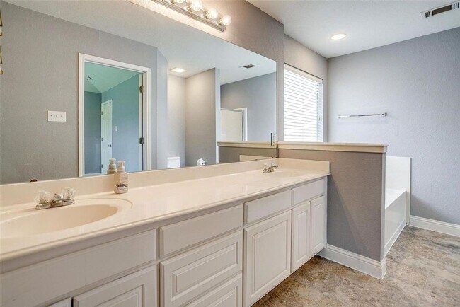 Building Photo - 578 Tanglewood Dr