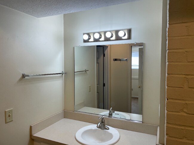 Building Photo - 1662 Summit St