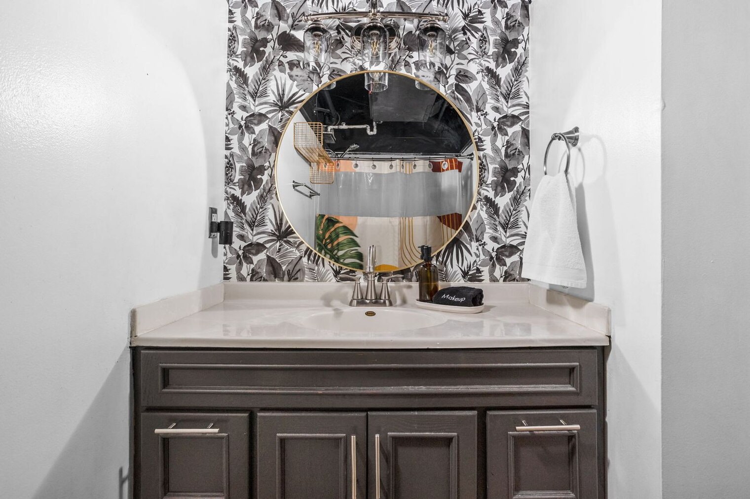 Building Photo - 230 E 9th St