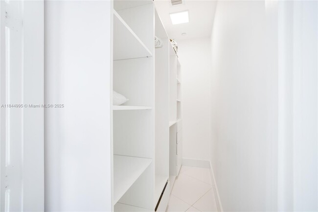 Building Photo - 15901 Collins Ave