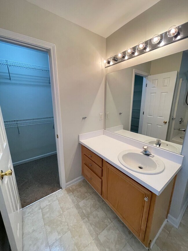 Building Photo - Beautiful, updated 3br 2.5 ba home with garage, fenced-yard in Home Valley Farms Now Available!