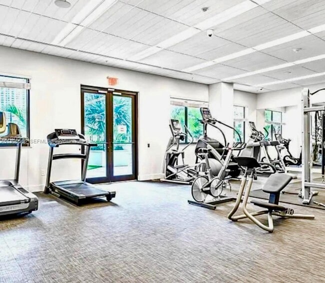 Building Photo - 999 SW 1st Ave