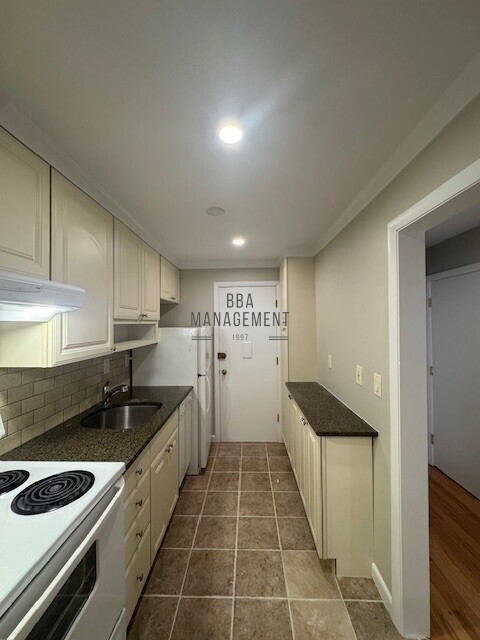 Building Photo - 28 Brentwood St