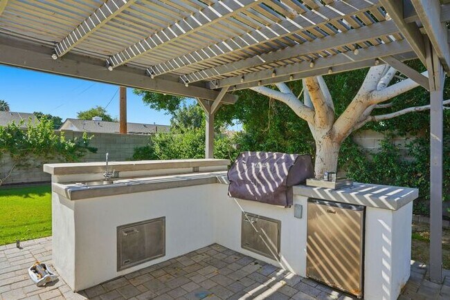 Building Photo - Modern 4 Bedroom, 3 Bathroom Home