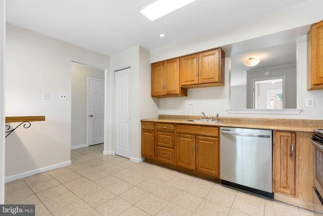 Building Photo - 303 Kidwelly Ct