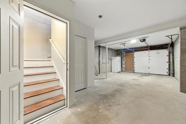 Building Photo - 233 Mill Point Dr