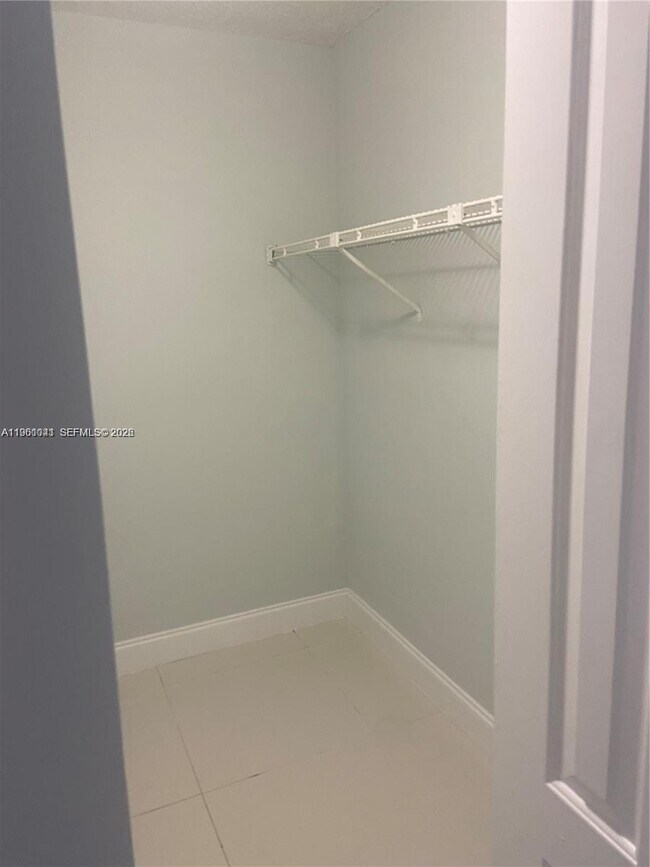 Building Photo - 731 N Pine Island Rd