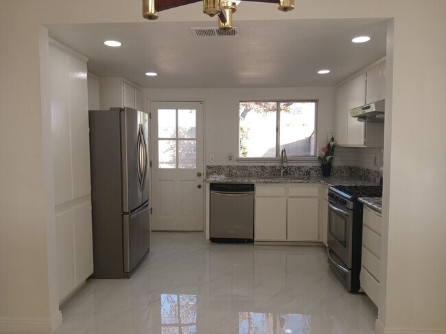 Building Photo - Stylish and Pet-Friendly 3-Bedroom Home in...
