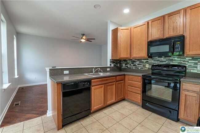 Building Photo - 835 Spring White Dr