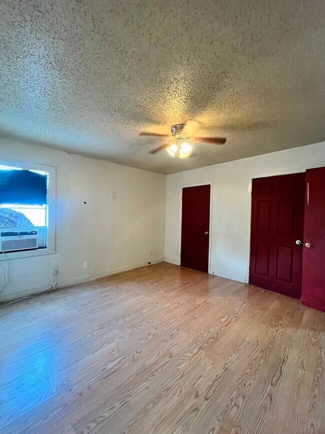 Building Photo - 208 Spruce St
