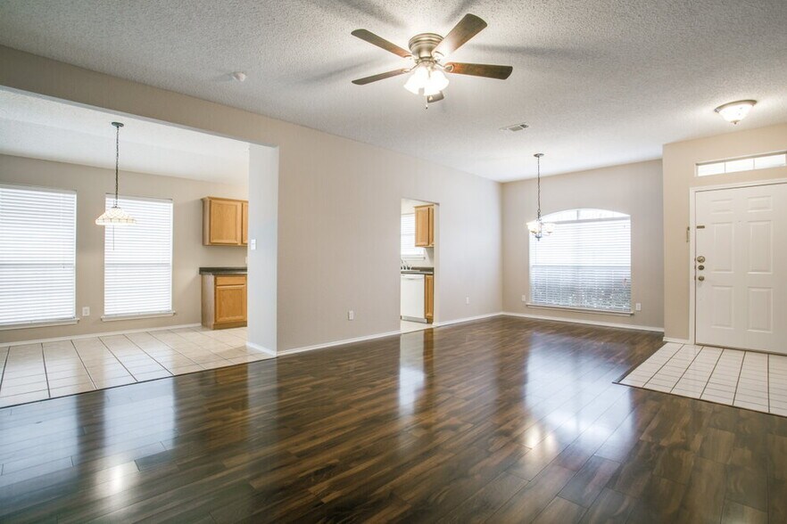 Building Photo - 6705 W Lynn Creek Dr