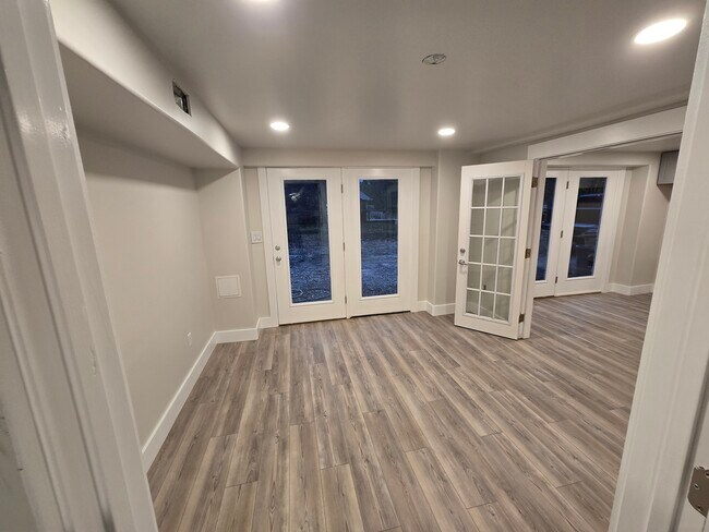 Building Photo - 929 Due W Ave N