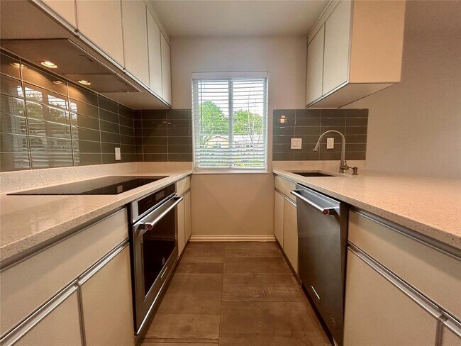 Building Photo - 8924 Trone Cir