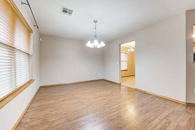 Building Photo - Beautiful 3-Bedroom / 2-Bathroom home in Yukon!