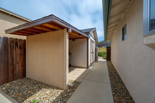 Building Photo - 885 Peregrine Ln