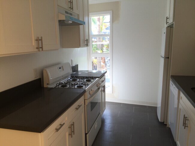 Building Photo - 3400 Club Dr