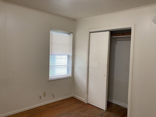 Building Photo - 310 Prather Dr