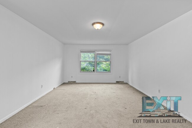 Building Photo - 2 Bedroom, 2 Bath Home located in Tanglewood Shores