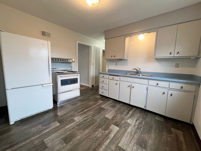 Building Photo - 2 Bed/1 Bath Rental Home!